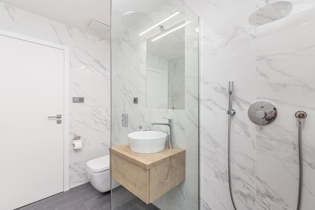 Cozy Quiet New In Karlin Square * Praha